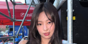 کیم جنی با لباس‌های سیاه و سفید مراسم اهدای جوایز موسیقی را مزین کرد!