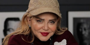 بهاره رهنما با تیپ سلطنتی در جشن حافظ حضور یافت! رنگ اشرافی لباسش را ببینید