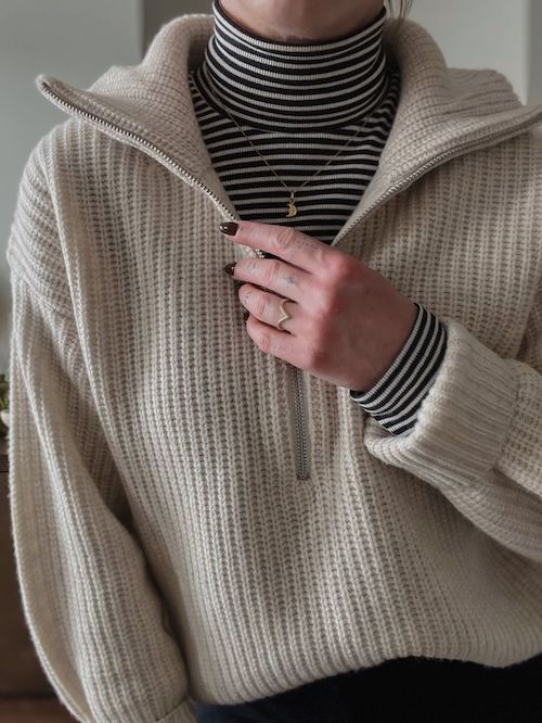 استایل زنانه با لباس نیم زیپ