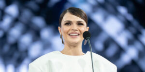 آلیای «شهر دور» با کت و شلواری ساده، جذاب‌تر از همیشه دیده شد!