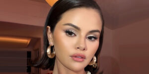 سلینا گومز با چشم‌های تا به تا جلوی دوبین ژست گرفت! باز چه بلایی سر صورتش آورده؟