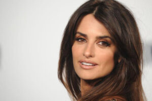 کت و دامن مشکی پنه لوپه کروز در پاریس؛ ظاهری خیره‌کننده در 51 سالگی