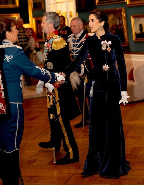 لباس مخمل ملکه مری دانمارک