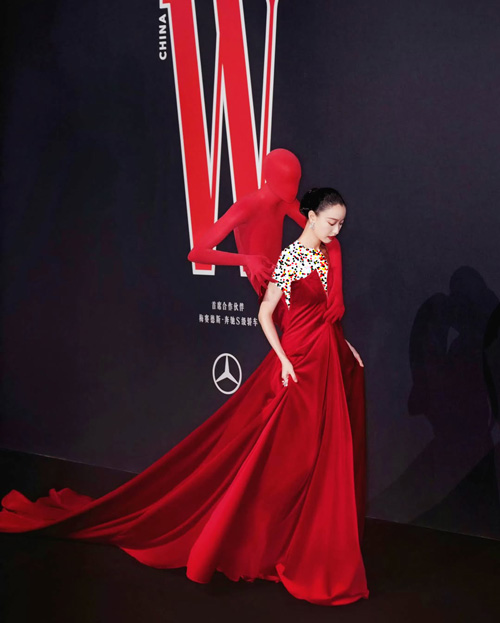 پیراهن عجیب بازیگر چینی