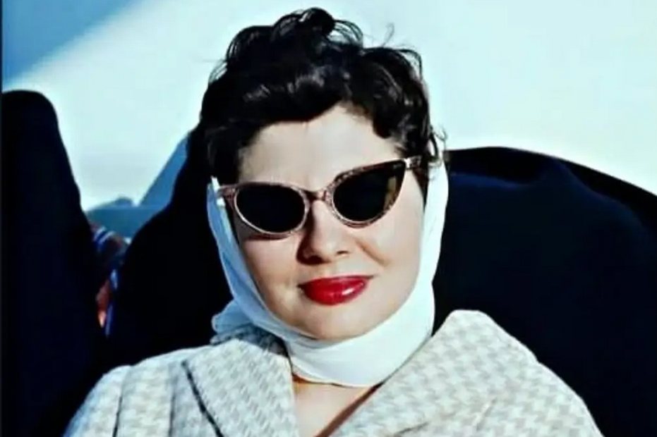 تصویری از ثریا اسفندیاری در تولد 69 سالگیاش، تیر ماه سال 1380