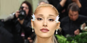 پیراهن عروسکی آریانا گرانده خبرساز شد! ادای احترام به فشن‌آیکون دهه ۷۰