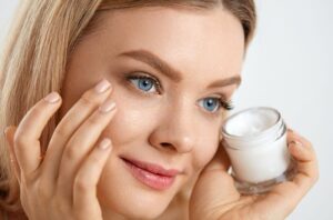 در دوران قاعدگی چگونه آرایش کنیم؟ ترفندهایی برای زیباتر شدن در این روزها