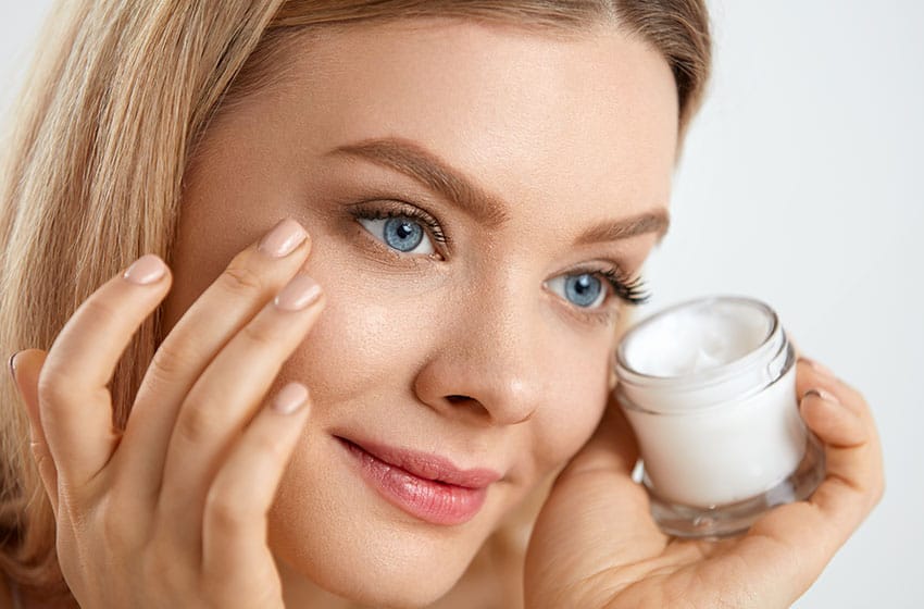 در دوران قاعدگی چگونه آرایش کنیم؟ ترفندهایی برای زیباتر شدن در این روزها