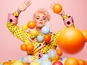 6 مدل آرایش عجیب و غریبی که کیتی پری آن‌ها را ترند کرد؛ شما هم ایده بگیرید