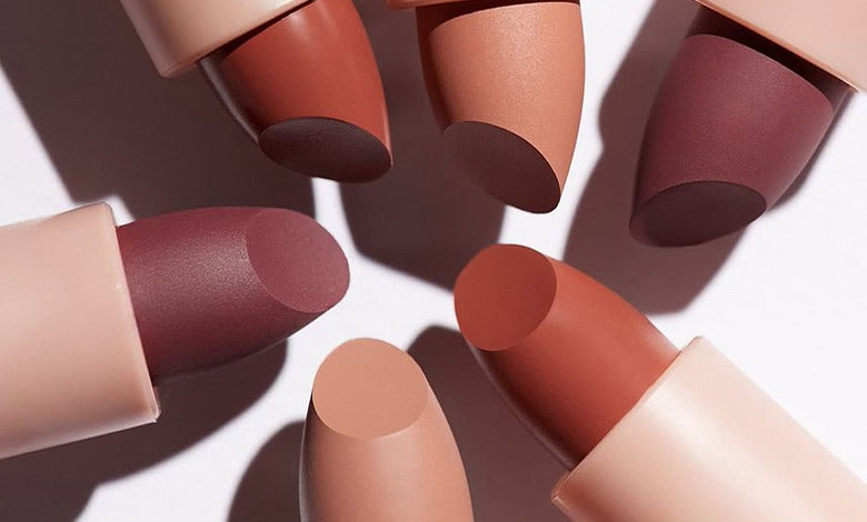 کدام رنگ رژ لب گوشتی برای رنگ پوست شما مناسب است؟ راهنمای کامل برای انتخاب درست