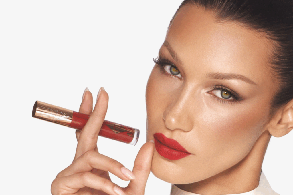 کدام رژ لب قرمز برای رنگ مو و پوست شما مناسب است؟ هر رژ لب قرمزی را نزنید!