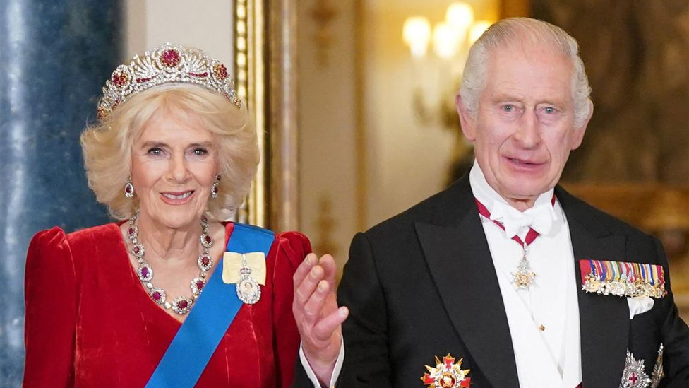 پادشاه بریتانیا پالتوی 40 سال پیش را دوباره به تن کرد و سوژه رسانه‌ها شد