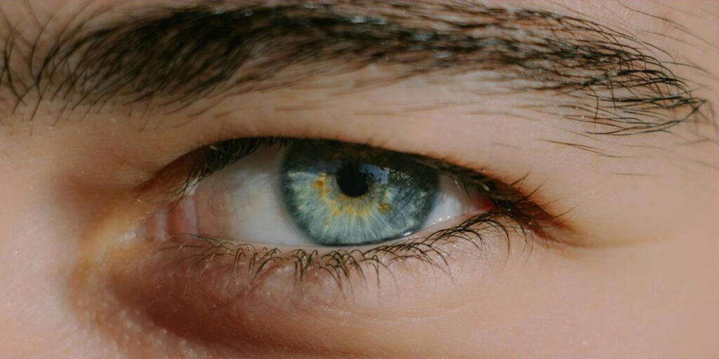 تراشیدن مژه مردان