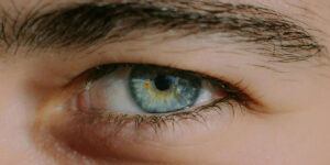 چرا برخی مردان مژه‌هایشان را می‌تراشند؟ حقیقتی عجیب پشت تصمیم بزرگ آقایان!