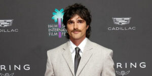 ستاره مرد مشهور که این روزها با لباس‌های زنانه به فرش قرمز می‌آید و می‌درخشد!