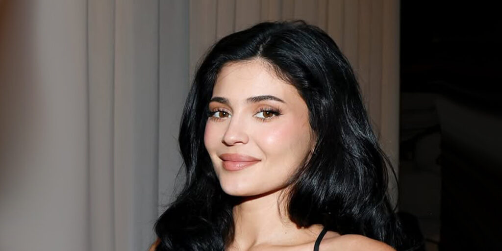 کایلی با تیموتی ست کرد اما از جزئیات غافل نشد؛ سنگ‌دوزی‌های لباسش را ببینید