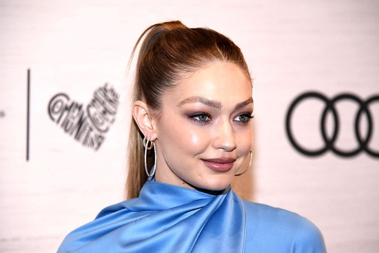 وقتی حتی با لباس‌های مادربزرگی هم شیک و جذابی؛ استایل جدید جی جی حدید خبرساز شد!