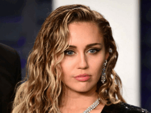 استایل عجیب و غریب خواننده مشهور در گرمی 2026 که رازهایی پشت خودش داشت!