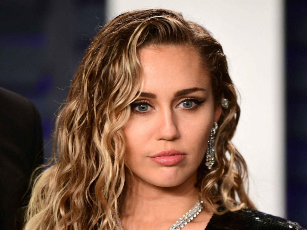 استایل عجیب و غریب خواننده مشهور در گرمی 2026 که رازهایی پشت خودش داشت!