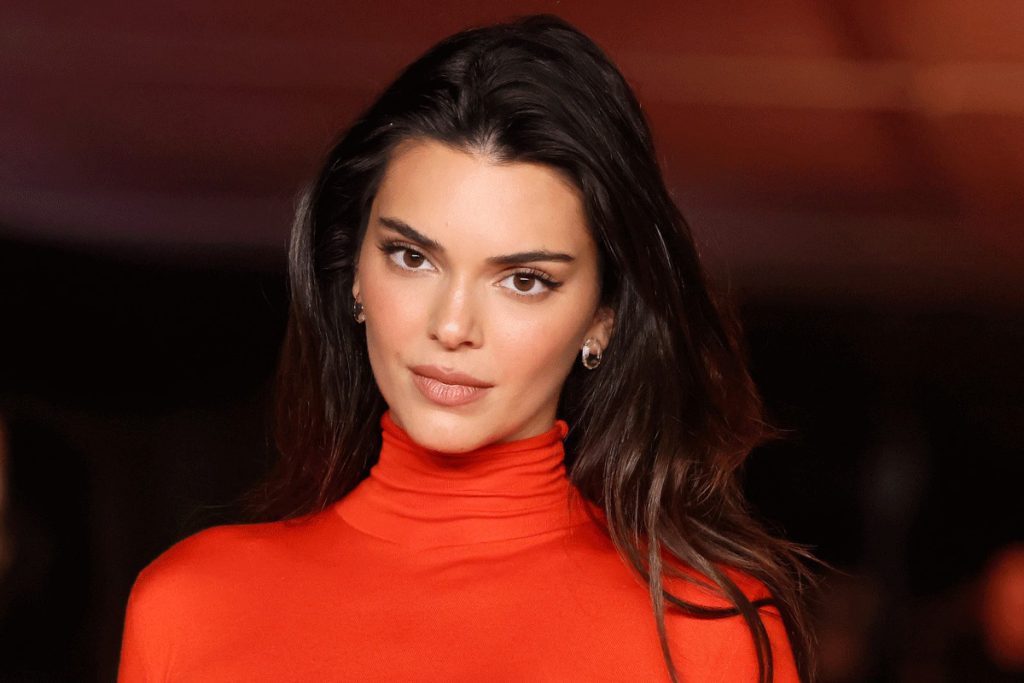 فکرش را هم نمی‌کردید کندال جنر با شالی دور کمرش تا این حد جذاب و شیک باشد!