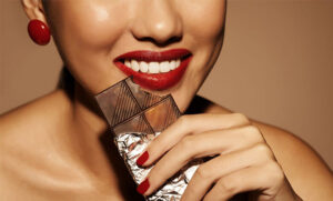 6 ترفند ساده برای افزایش دوام رژ لب روی لب‌ها؛ همه خانم‌های خوش‌آرایش این نکات را بلدند