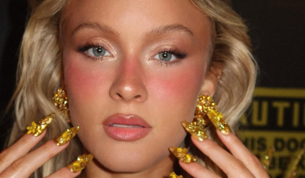 وقتی ناخن‌ها بیشتر از لباس‌ها خبرساز می‌شوند؛ جنجالی‌ترین ناخن‌های گرمی 2026