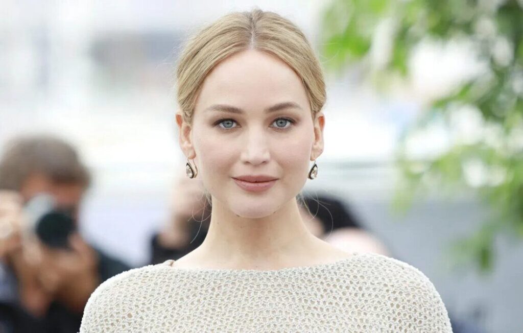 جنیفر لارنس اینبار با شکستن قواعد استایل در هفته مد پاریس سوژه رسانه‌ها شد