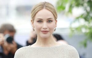 جنیفر لارنس اینبار با شکستن قواعد استایل در هفته مد پاریس سوژه رسانه‌ها شد