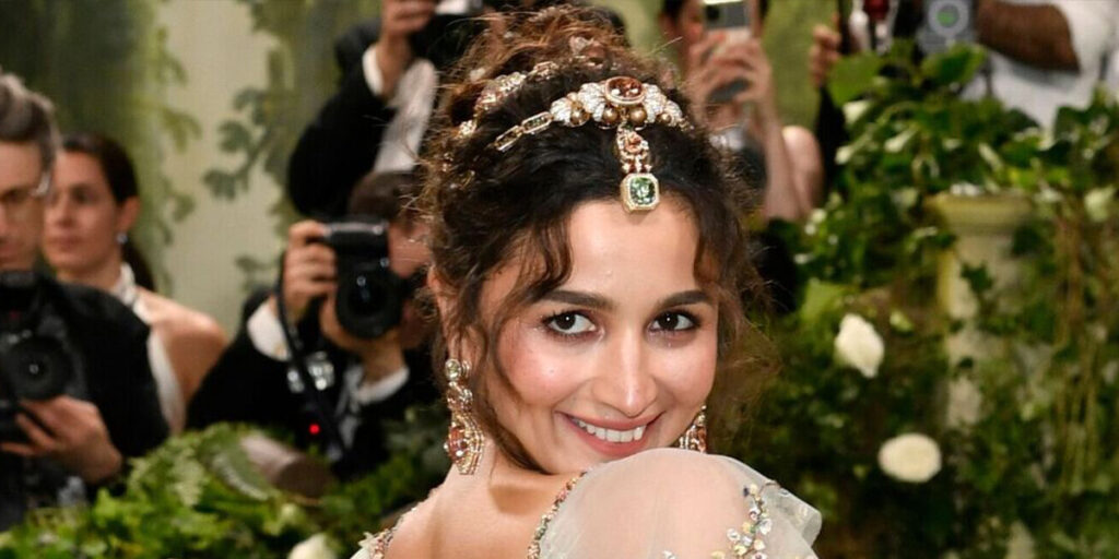 ستاره مشهور هندی با استایلی درخشان و لوکس جوایز را اهدا کرد!