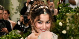 ستاره مشهور هندی با استایلی درخشان و لوکس جوایز را اهدا کرد!