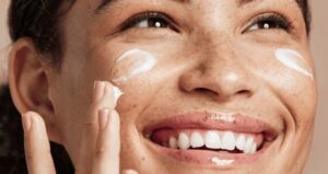 روش‌های موثر برای سفت شدن پوست صورت با درمان های خانگی و کلینیکی