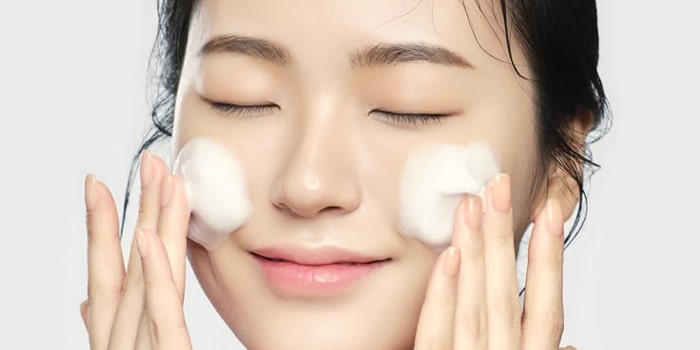 صورتمان را با آب سرد بشوییم یا آب گرم؟ مزایایی که تا امروز نادیده می‌گرفتید!