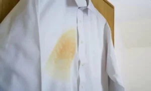لکه سوختگی اتو را چگونه از بین ببریم؟ راهکارهایی ساده، فوری و کم‌دردسر