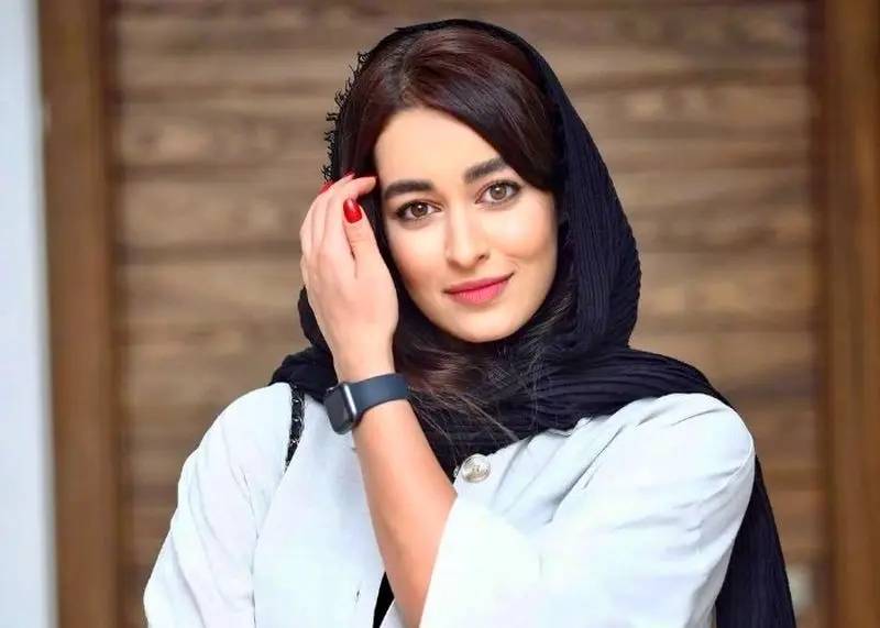 غزال خانم سریال «بی‌عاطفه» با استایلی ساده اما شیک دیده شد