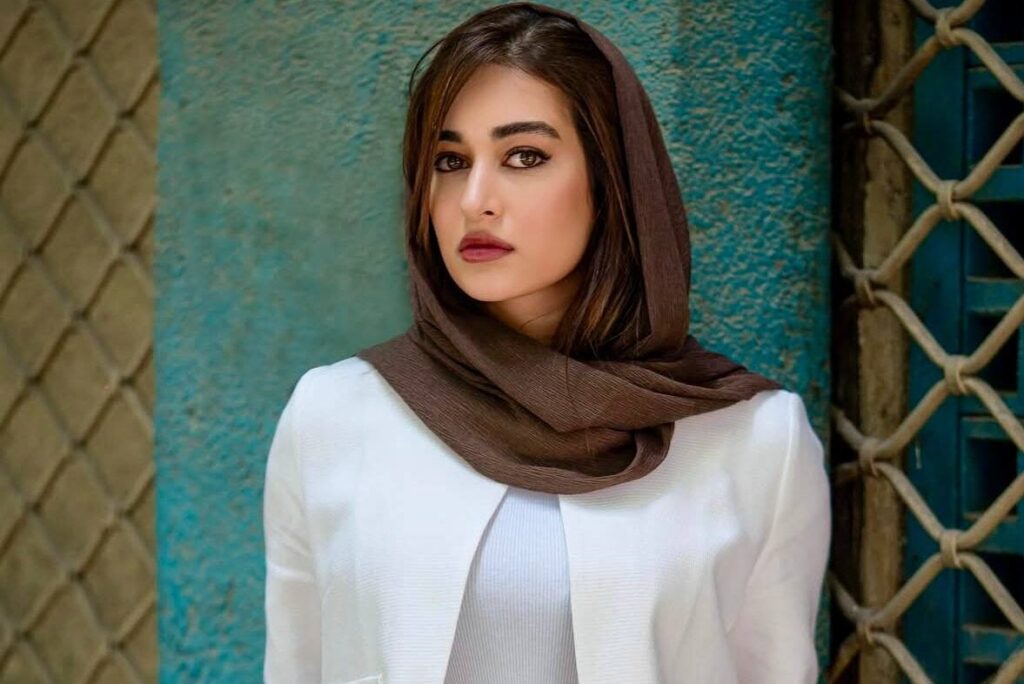 کلاه کپ متفاوت و نیم‌زیپ خوش‌رنگ؛ انتخاب تازه بازیگر «بی‌عاطفه» برای خیابان