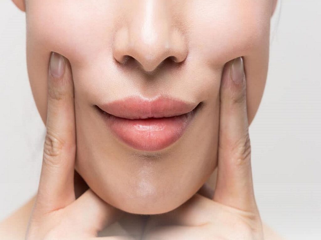 چگونه در کمتر از دو هفته خطوط خنده را با روش‌های خانگی از بین ببریم؟