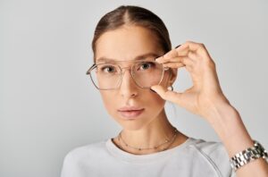 راهنمای انتخاب عینک طبی زنانه براساس فرم صورت و استایل