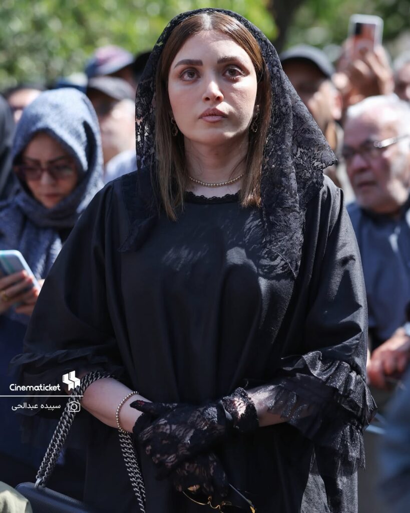 پوشش مشکی بهنوش طباطبایی