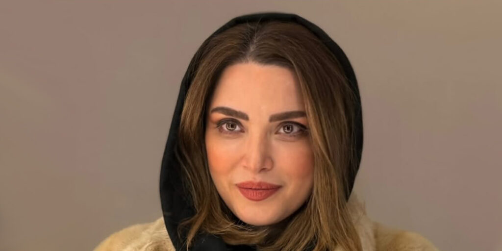 چهره جدید بهنوش طباطبایی در مراسم ختم اکبر عبدی نگاه‌ها را به خود جلب کرد