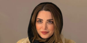 چهره جدید بهنوش طباطبایی در مراسم ختم اکبر عبدی نگاه‌ها را به خود جلب کرد