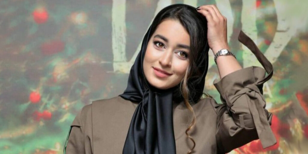 بازیگر سریال «بی‌عاطفه» با کلاه پیل‌باکس؛ استایل مینیمال و شیک او را ببینید