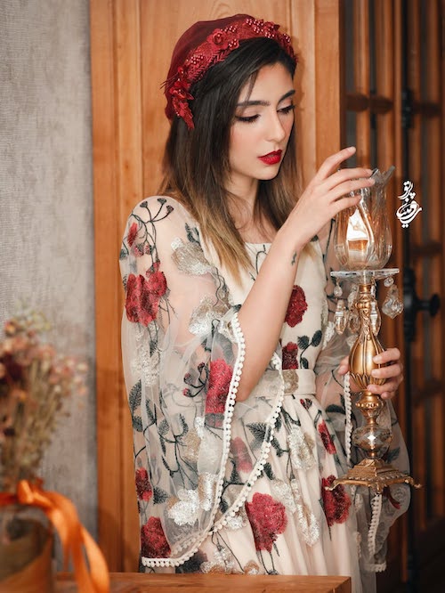 پیراهن گل‌دار هستی مهدوی‌فر