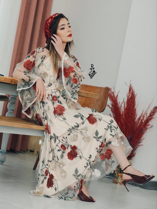 پیراهن گل‌دار هستی مهدوی‌فر