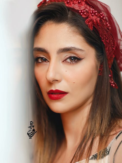 پیراهن گل‌دار هستی مهدوی‌فر
