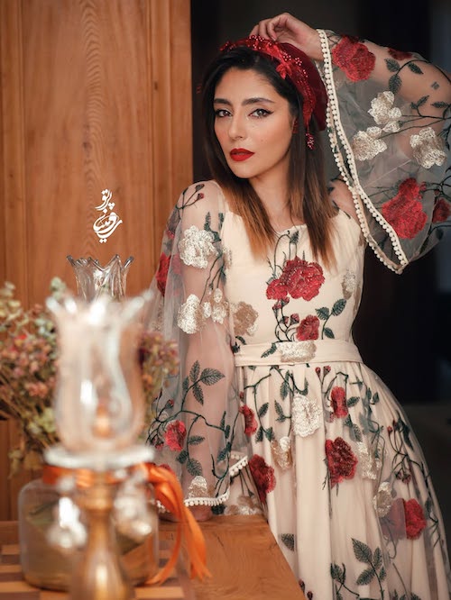 پیراهن گل‌دار هستی مهدوی‌فر