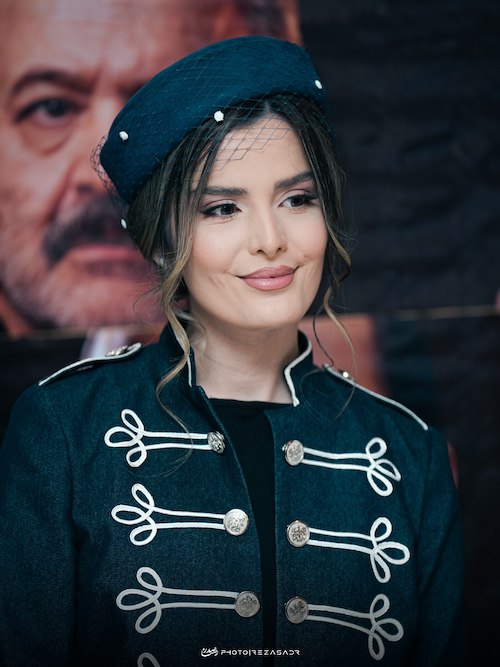 اکرمی با کت ناپلئونی