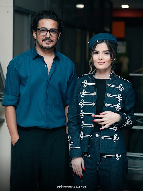 اکرمی با کت ناپلئونی