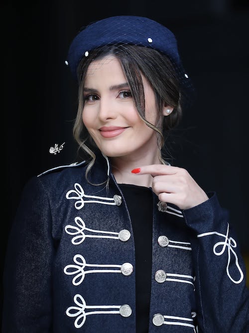 اکرمی با کت ناپلئونی
