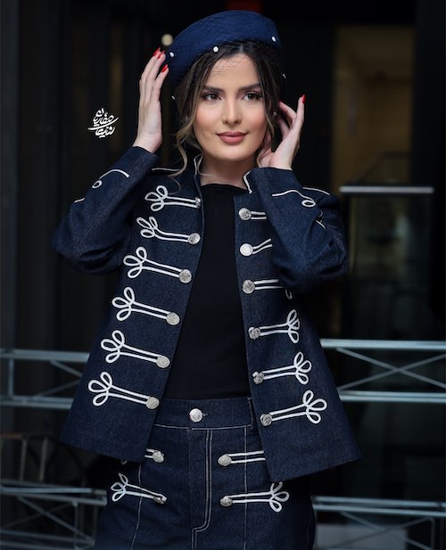 اکرمی با کت ناپلئونی