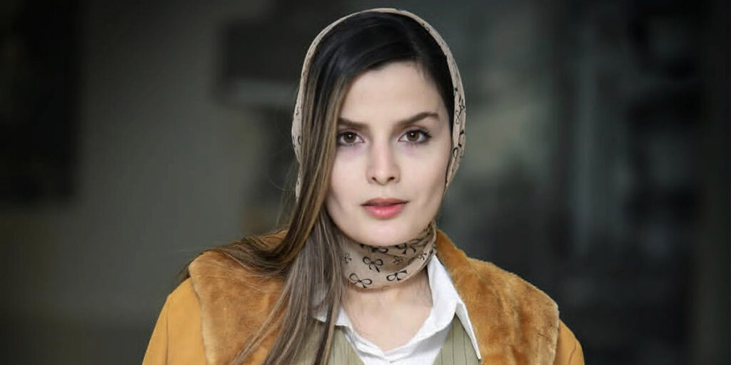 اکرمی با کت ناپلئونی